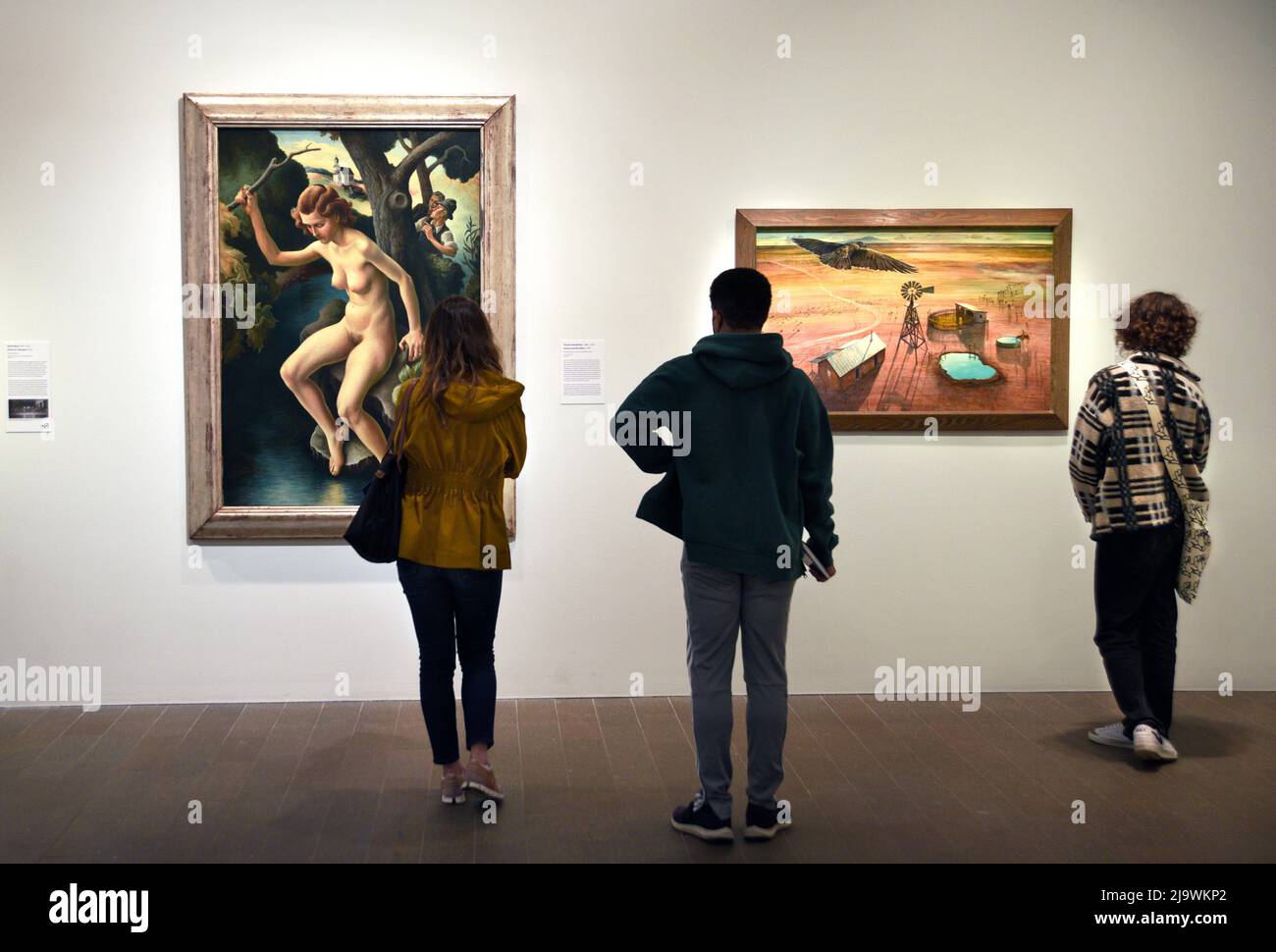 I visitatori del museo ammirano i dipinti esposti al M.H. de Young Memorial Museum di San Francisco, California. Foto Stock