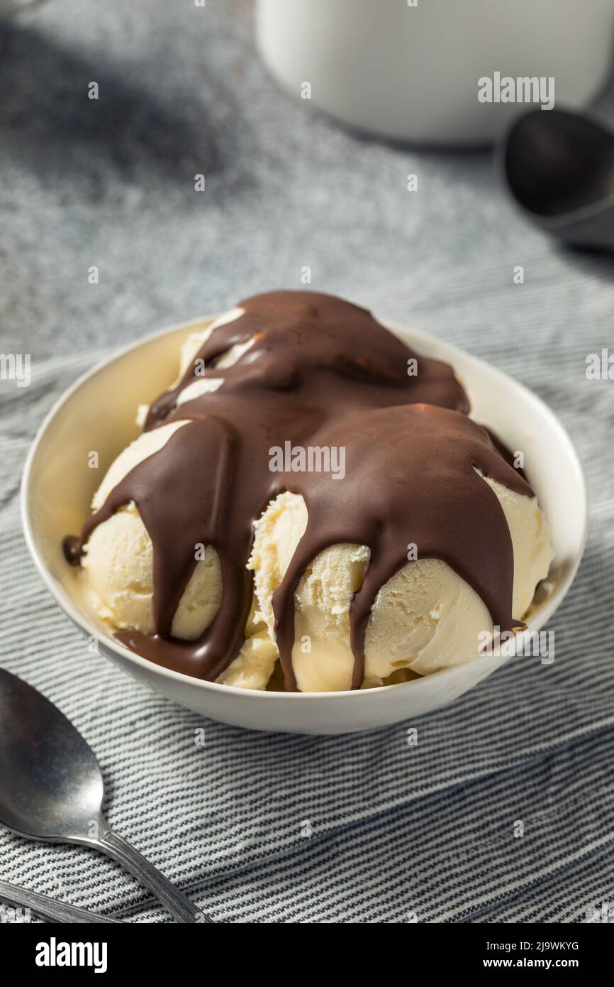 Dolce Hard Chocolate Shell Ice Cream Sundae in una ciotola Foto Stock