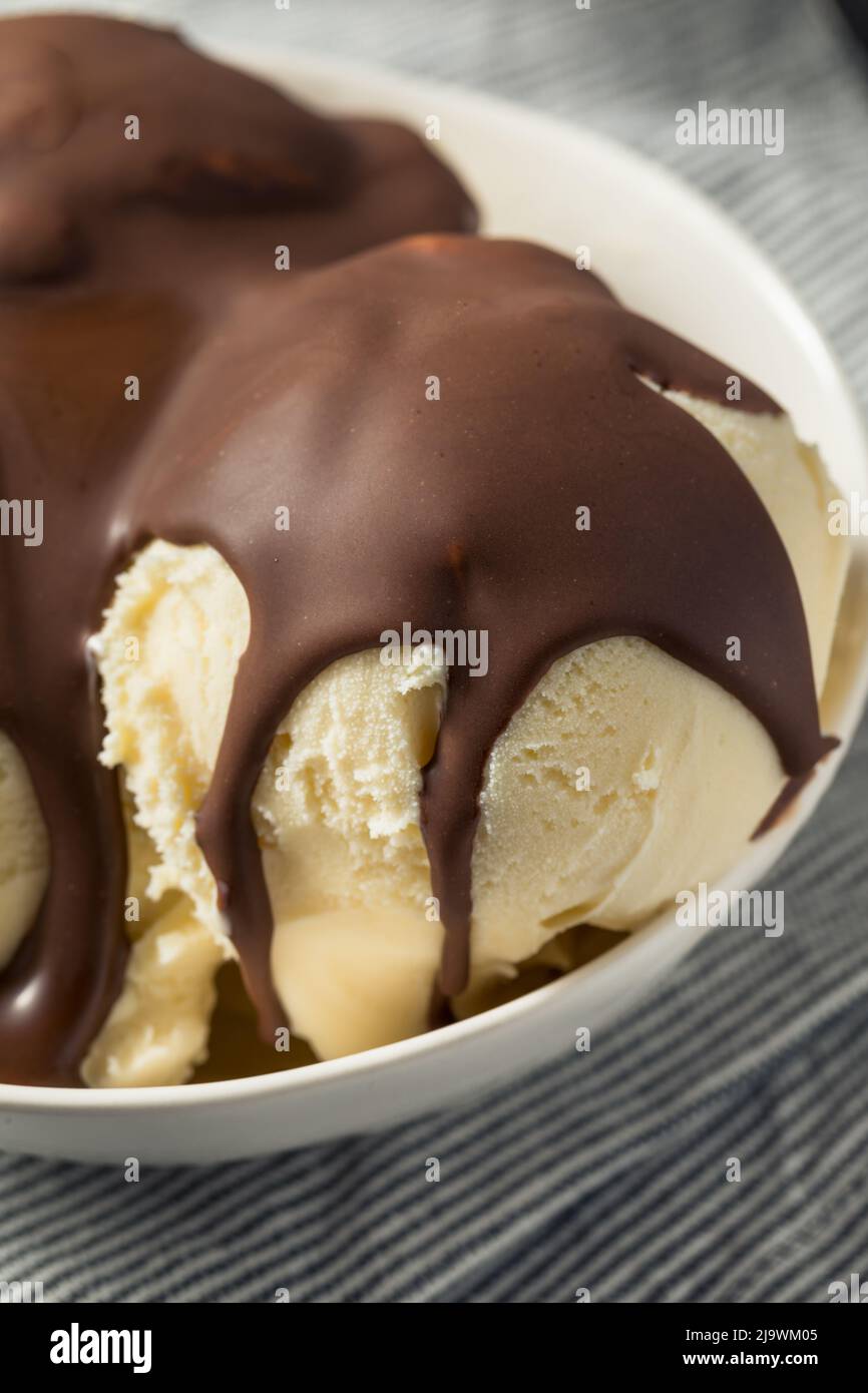 Dolce Hard Chocolate Shell Ice Cream Sundae in una ciotola Foto Stock