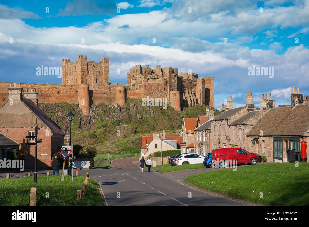 Castello di Northumberland Regno Unito, vista in estate del castello di Bamburgh (risalente al XII secolo) situato sopra il villaggio di Bamburgh sulla costa di Northumberland, Regno Unito Foto Stock