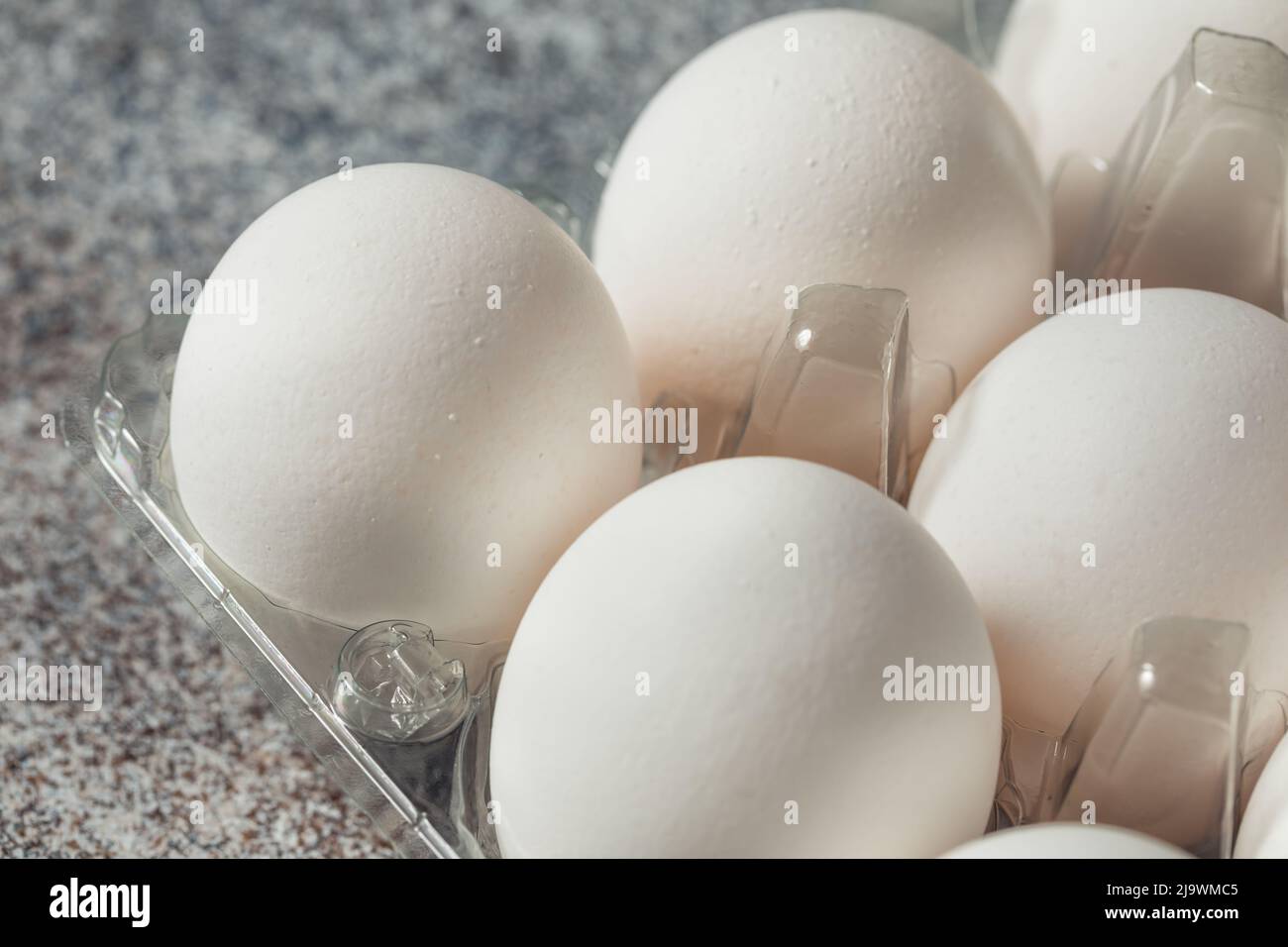 Crudo biologico Cage uova bianche in un gruppo Foto Stock