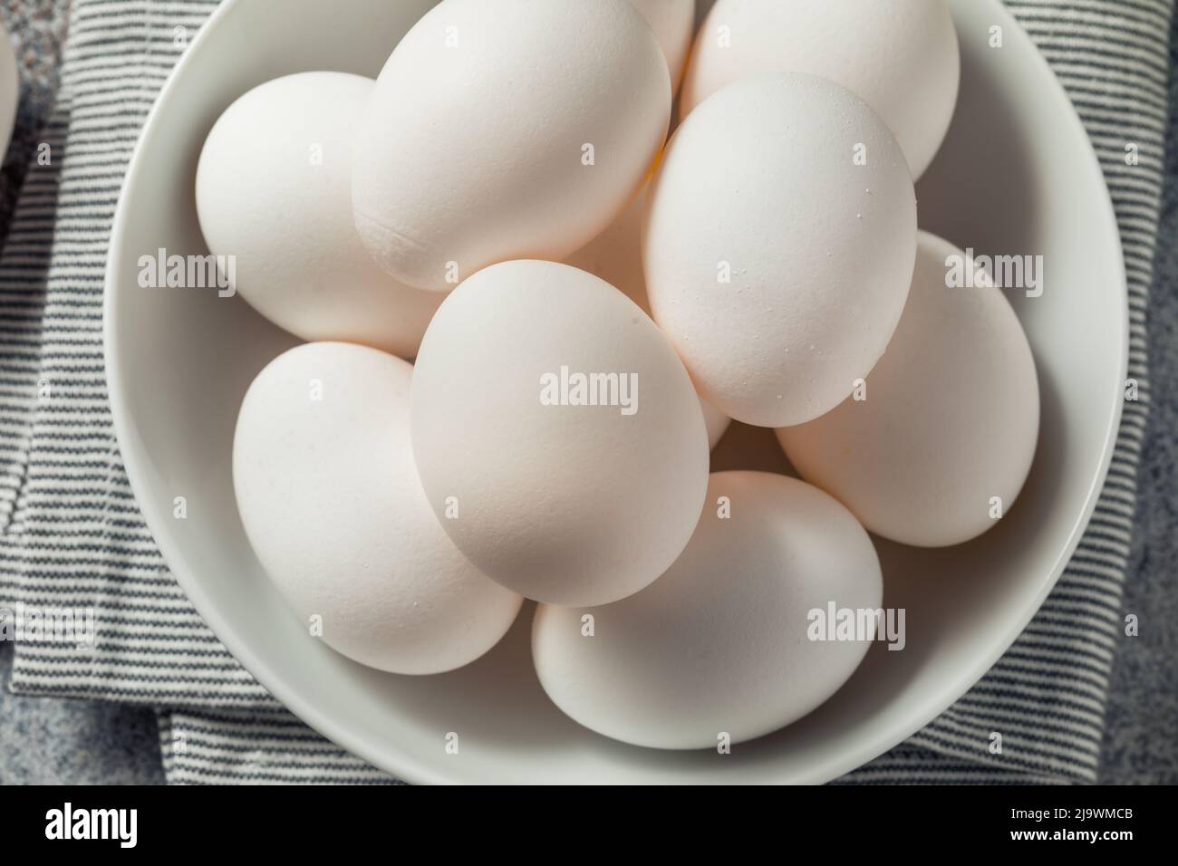 Crudo biologico Cage uova bianche in un gruppo Foto Stock