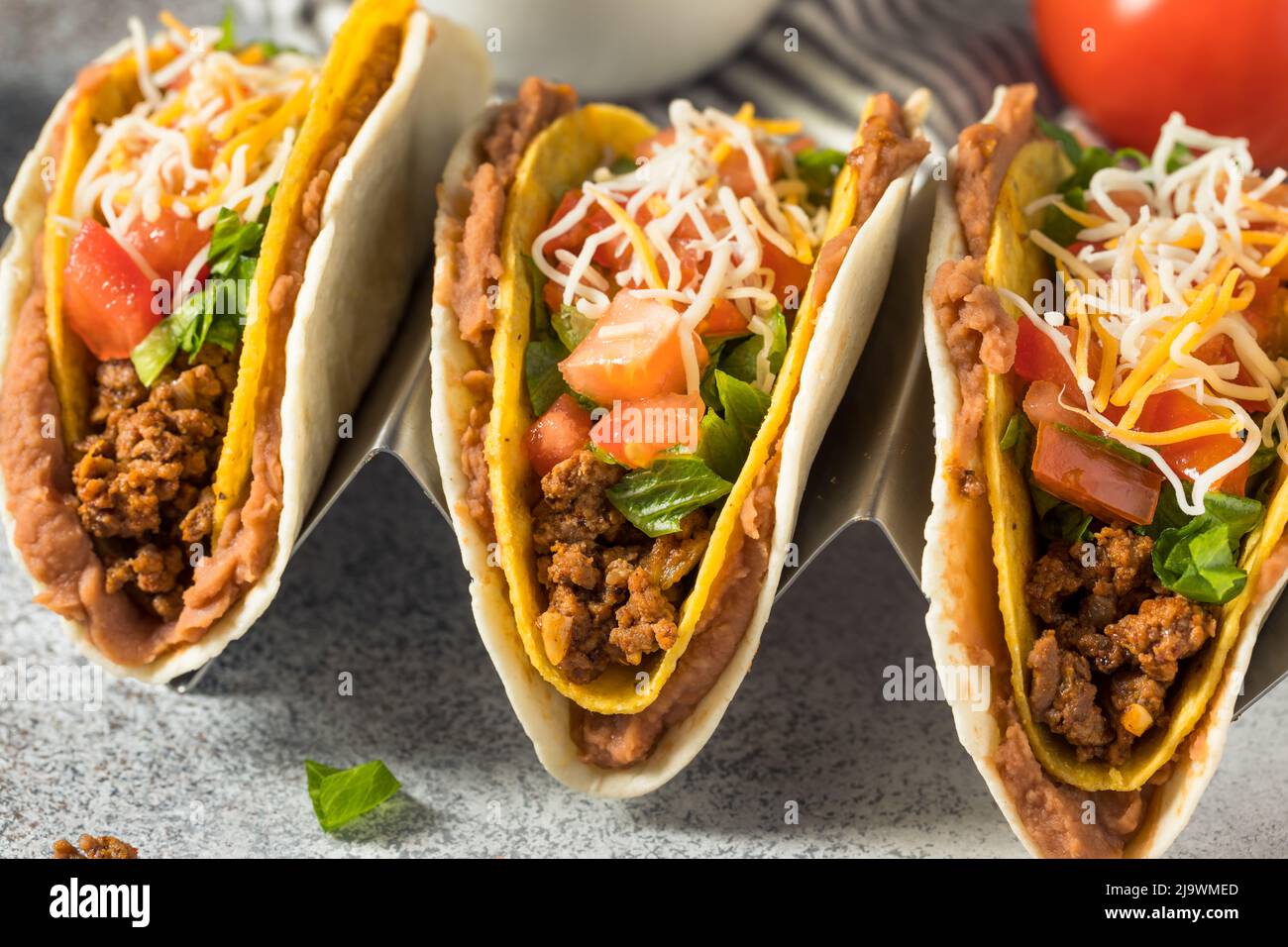 Tacos di manzo fatto in casa con conchiglie dure e morbide con verdure Foto Stock