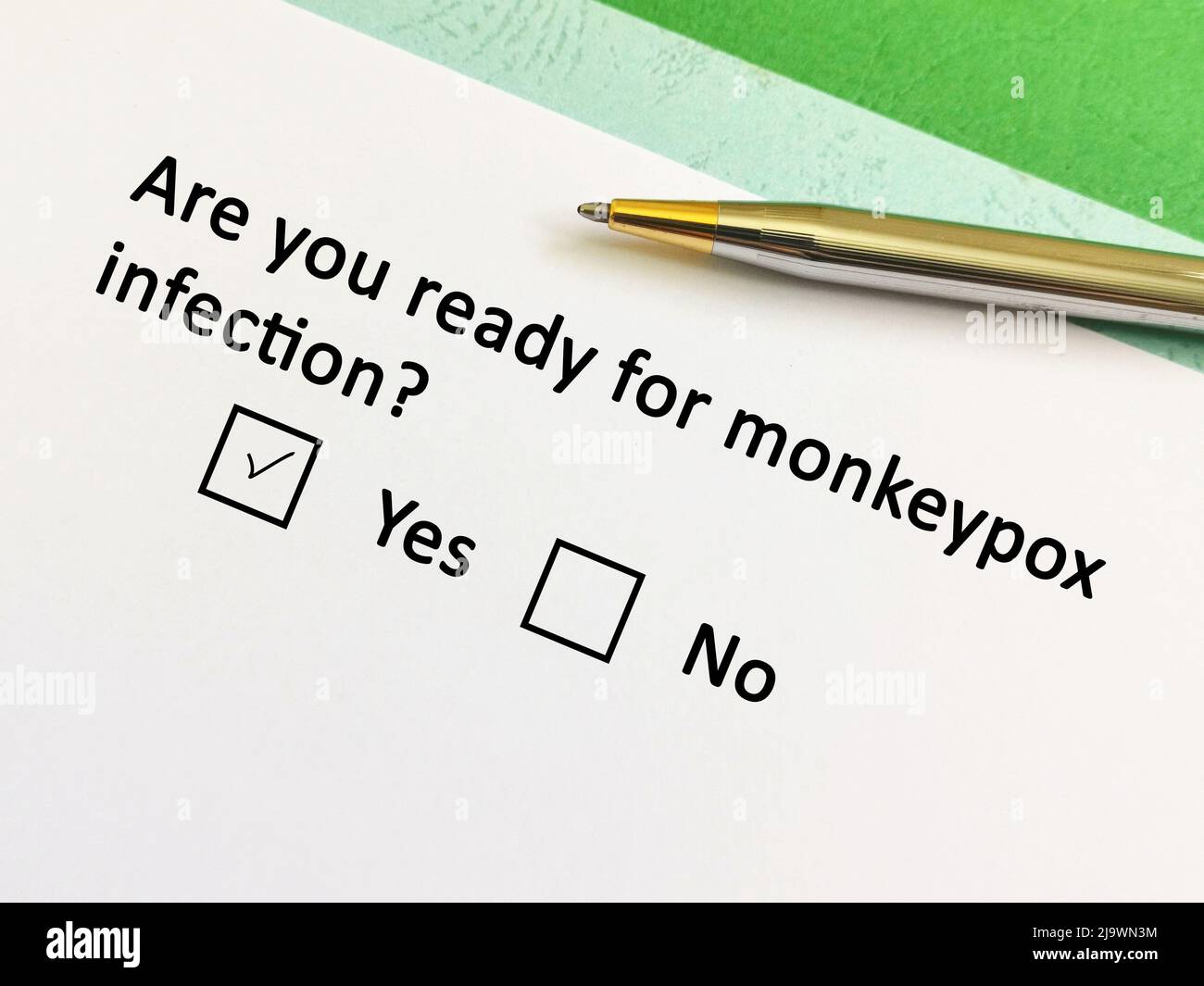 Una persona sta rispondendo alla domanda sull'infezione da Monkeypox. È pronto per l'infezione da Monkeypox. Foto Stock
