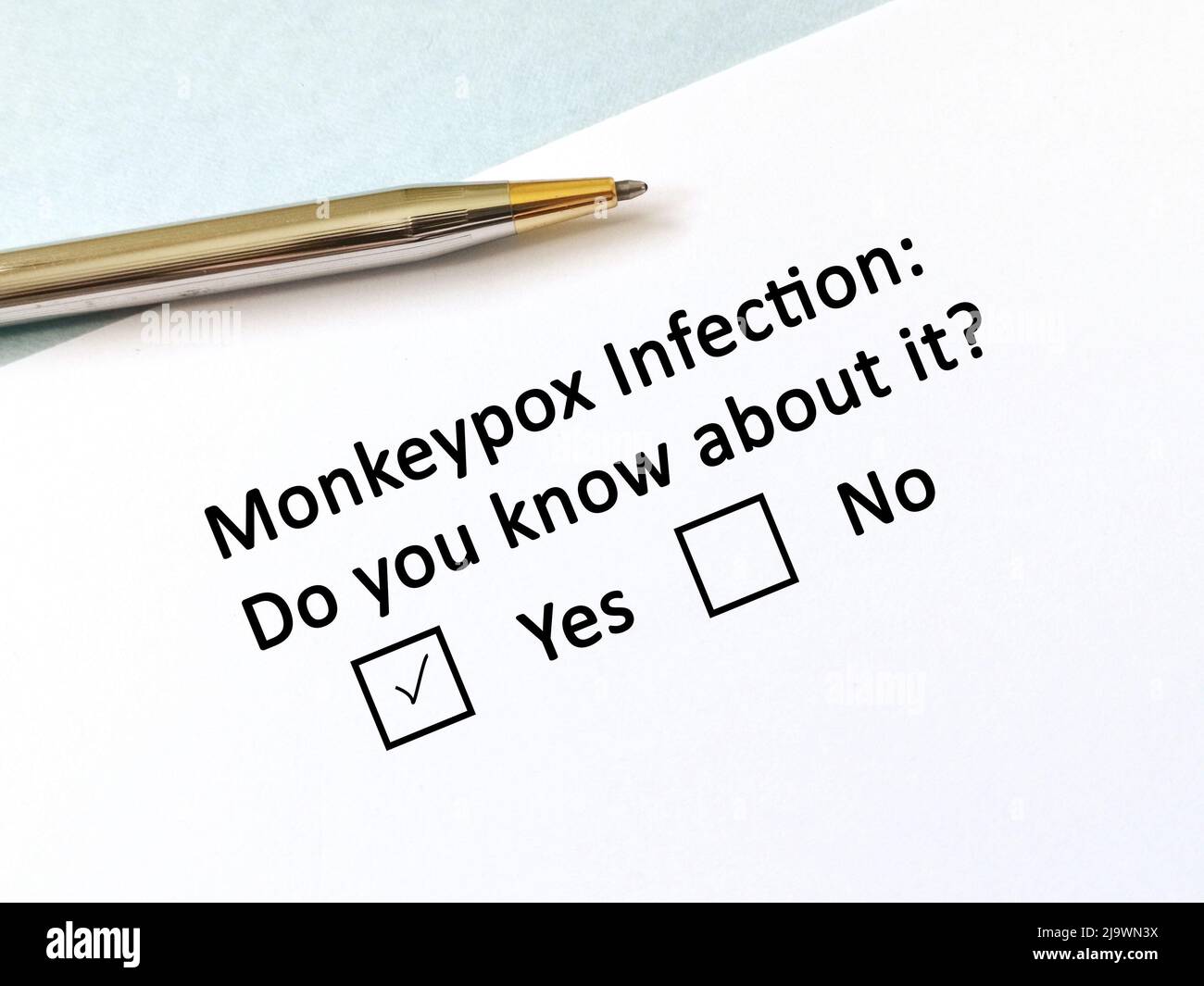 Una persona sta rispondendo alla domanda sull'infezione da Monkeypox. Conosce l'infezione da Monkeypox. Foto Stock