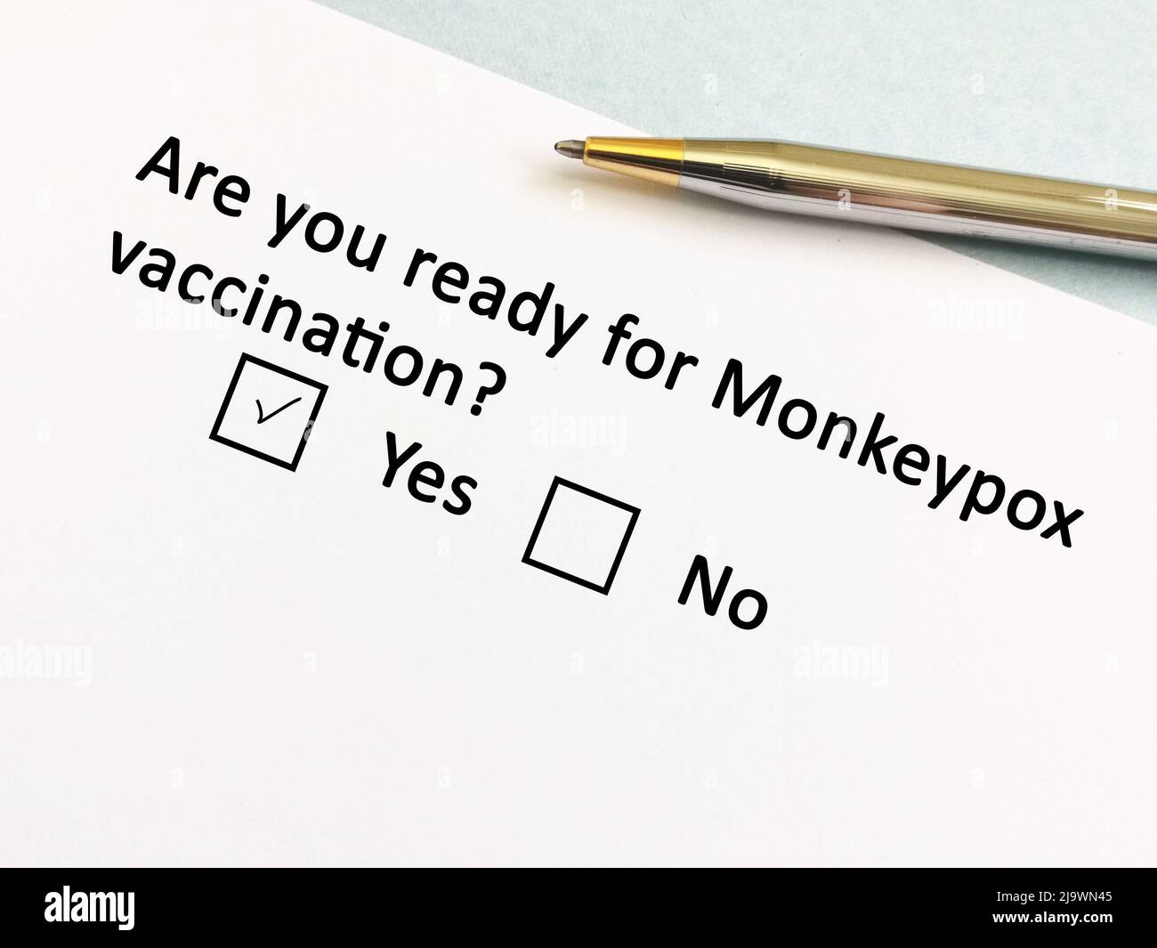 Una persona sta rispondendo alla domanda sull'infezione da Monkeypox. È pronto per la vaccinazione Monkeypox. Foto Stock