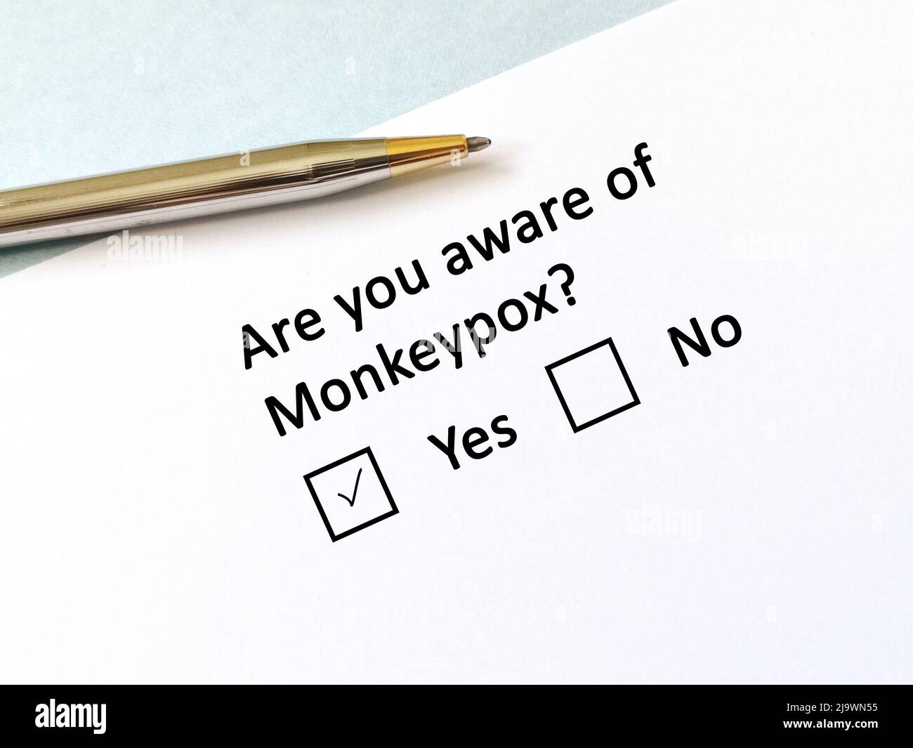 Una persona sta rispondendo alla domanda sull'infezione da Monkeypox. È consapevole di Monkeypox. Foto Stock