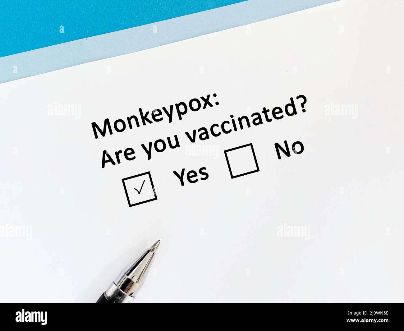 Una persona sta rispondendo alla domanda sull'infezione da Monkeypox. Ha vaccinato per Monkeypox. Foto Stock
