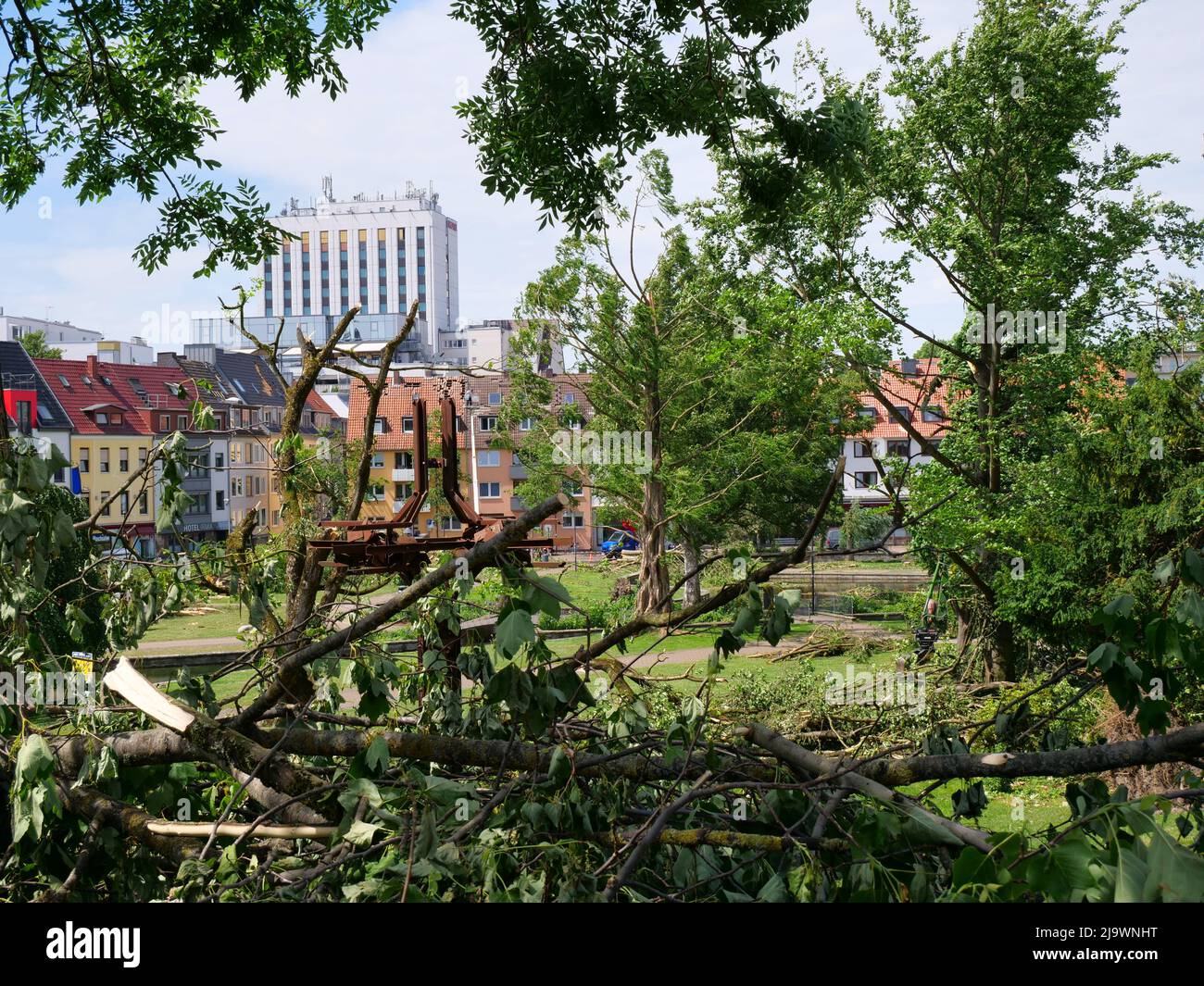 Il 20 maggio, il tornado aveva causato un percorso di distruzione di 300 metri di larghezza e di cinque chilometri lungo tutta la città di Paderborn. 43 persone sono state ferite Foto Stock