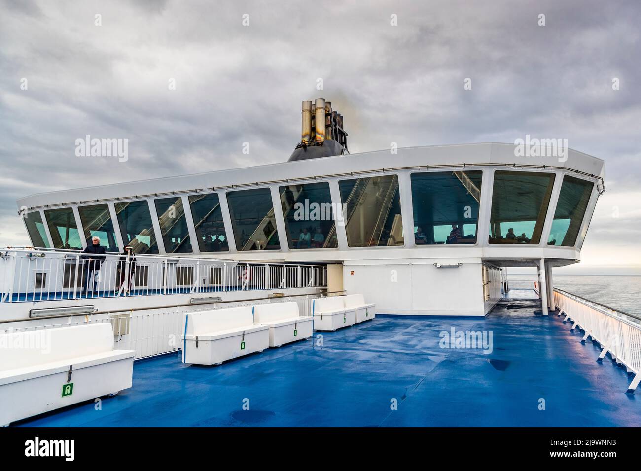 Il bar Laterna Magica si trova sul ponte 10 del traghetto Smyril Line Norröna, a circa 30 metri sopra il mare, con una vista panoramica sull’Atlantico durante l’attraversata. Due passeggeri sono in piedi alla ringhiera del ponte di osservazione. Foto Stock