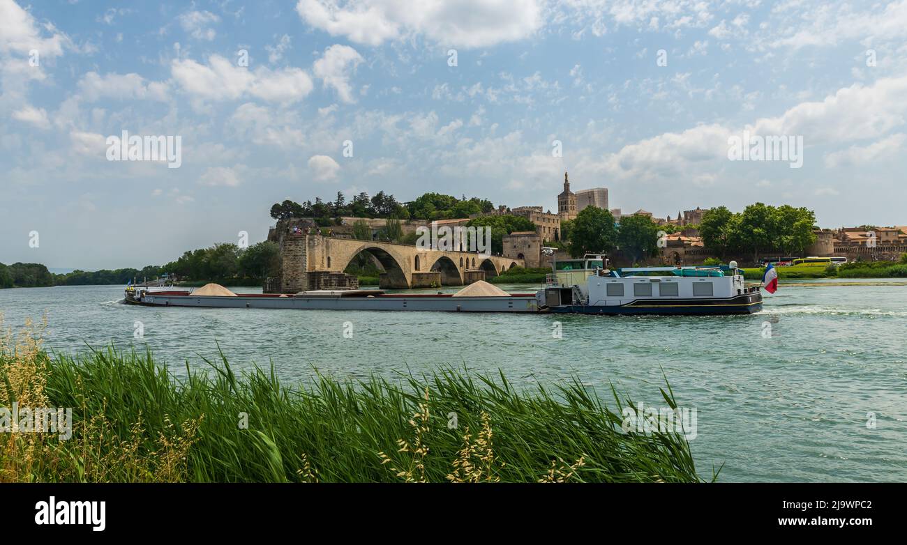 Panorama di Avignone con il ponte Saint Benezet sul fiume Rodano, in Vaucluse, in Provenza, Francia Foto Stock