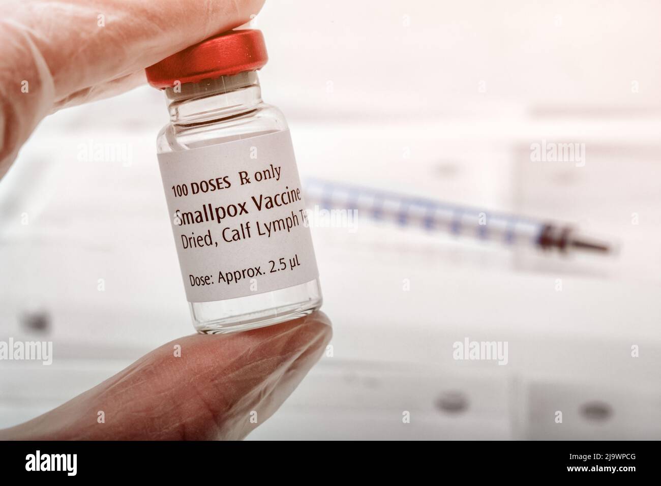 Bottiglia di vaccino Smallpox per la protezione contro il scimmipox (resa artistica) Foto Stock