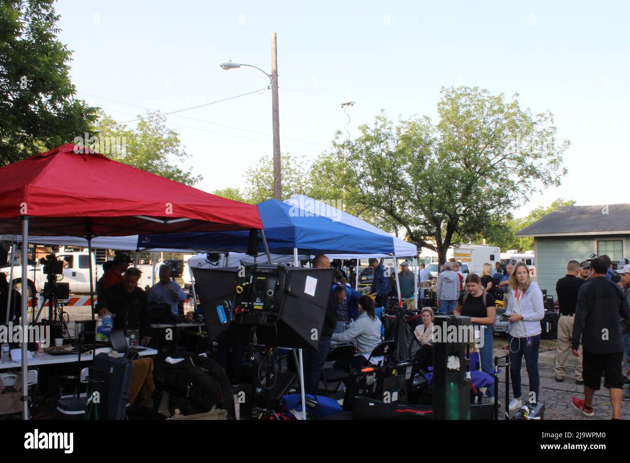 I media si riuniscono di fronte alla scuola elementare di Robb a Uvalde, Texas, USA, il 25 maggio 2022. La scuola è il luogo di un tiro di massa che ha preso la vita di 19 bambini e 2 adulti. (Foto di Carlos Kosienski/Sipa USA) Credit: Sipa USA/Alamy Live News Foto Stock