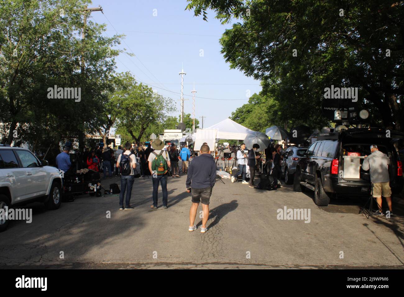 I media si riuniscono di fronte alla scuola elementare di Robb a Uvalde, Texas, USA, il 25 maggio 2022. La scuola è il luogo di un tiro di massa che ha preso la vita di 19 bambini e 2 adulti. (Foto di Carlos Kosienski/Sipa USA) Credit: Sipa USA/Alamy Live News Foto Stock
