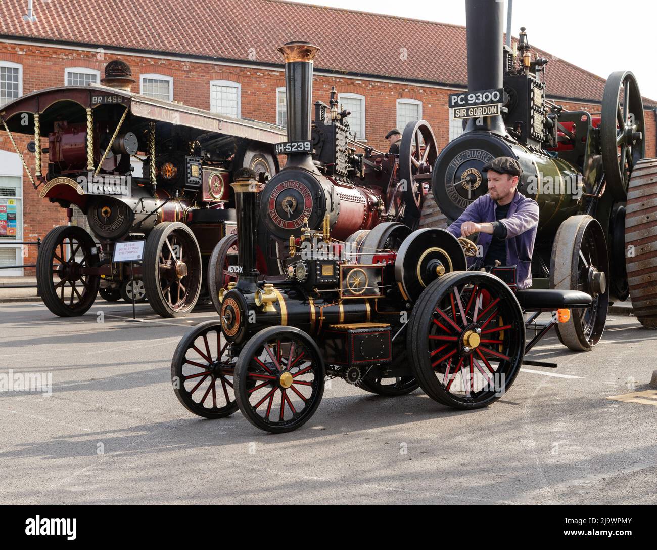 Mark Goddard ha invertito il suo motore a vapore modello in scala la locomotiva Burrell Road al Burrell Steam Museum di Thetford, Regno Unito. Foto Stock