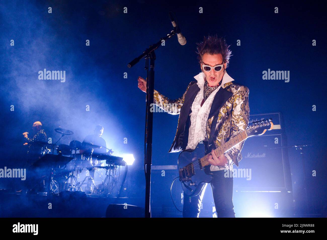 Daniel Ash di Bauhaus suona sul palco presso la sala concerti Arlene Schnitzer di Portland, Oregon, USA, il 17th maggio 2022 nell'ambito del Bauahaus World Tour 2022 Foto Stock