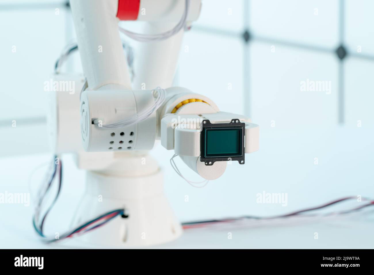 Braccio del robot con sensore di immagine a matrice CCD e CMOS nel manipolatore. Concetto sul tema della visione artificiale e del riconoscimento del modello Foto Stock