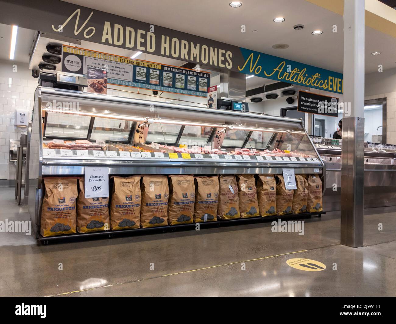 Kirkland, WA USA - circa Settembre 2021: Angolata, ampia vista del reparto deli all'interno di un mercato Whole Foods Foto Stock Kirkland, WA USA - circa Settembre 2021: Angolata, ampia vista del reparto deli all'interno di un mercato Whole Foods Foto Stock