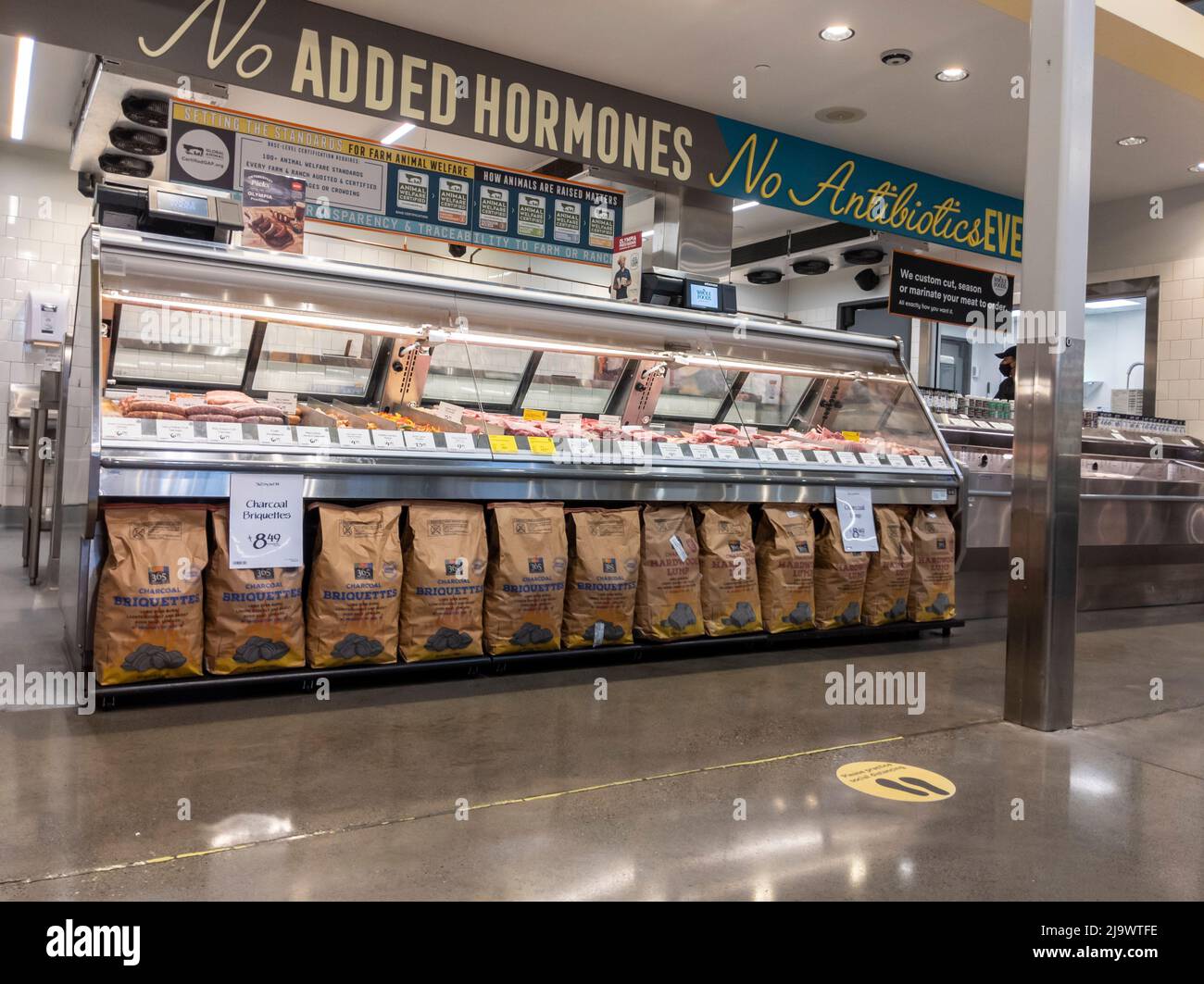 Kirkland, WA USA - circa Settembre 2021: Angolata, ampia vista del reparto deli all'interno di un mercato Whole Foods. Foto Stock Kirkland, WA USA - circa Settembre 2021: Angolata, ampia vista del reparto deli all'interno di un mercato Whole Foods. Foto Stock