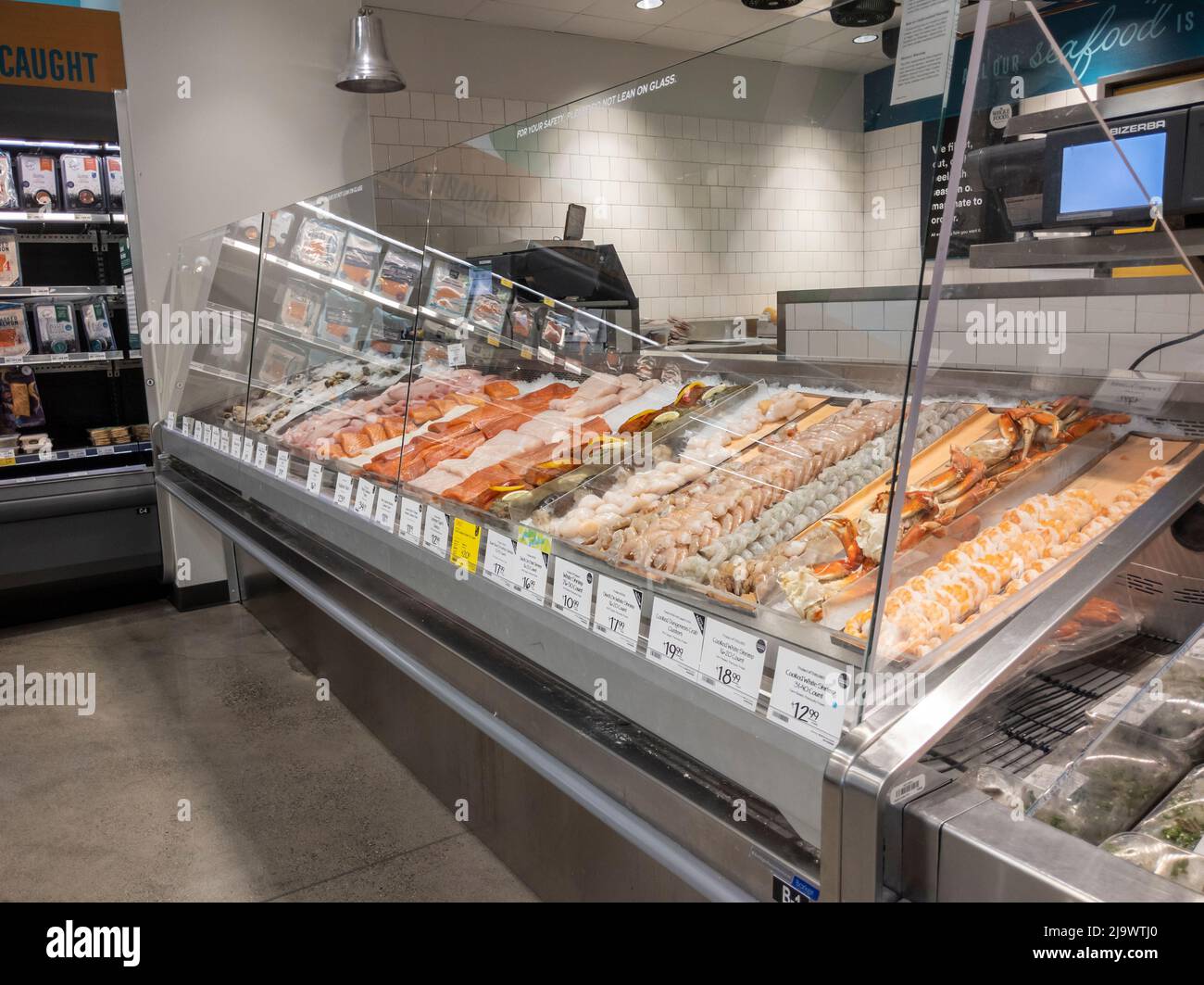 Kirkland, WA USA - circa Settembre 2021: Vista ad angolo di una selezione di pesce in vendita all'interno del reparto frutti di mare in un intero mercato di cibi. Foto Stock Kirkland, WA USA - circa Settembre 2021: Vista ad angolo di una selezione di pesce in vendita all'interno del reparto frutti di mare in un intero mercato di cibi. Foto Stock