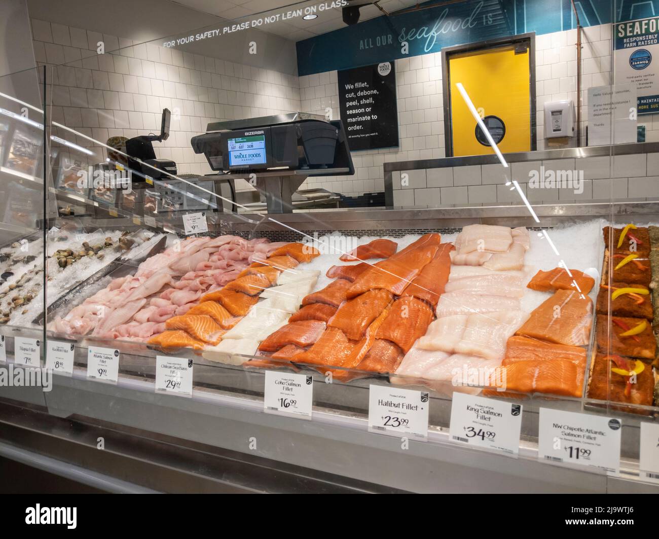 Kirkland, WA USA - circa Settembre 2021: Vista ad angolo di una selezione di pesce in vendita all'interno del reparto frutti di mare in un intero mercato di cibi. Foto Stock Kirkland, WA USA - circa Settembre 2021: Vista ad angolo di una selezione di pesce in vendita all'interno del reparto frutti di mare in un intero mercato di cibi. Foto Stock