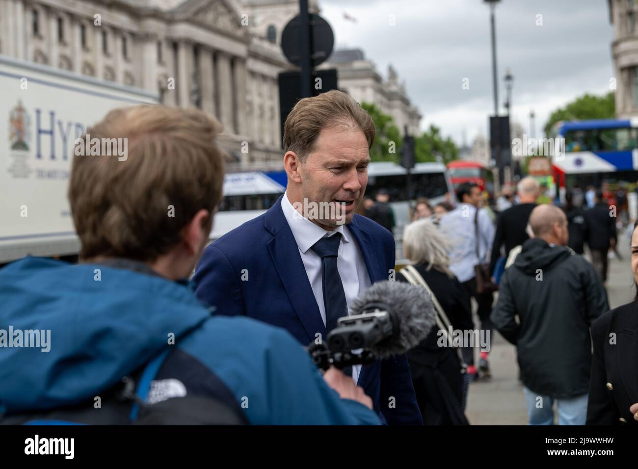 Londra, Regno Unito. 25th maggio 2022. MP's Outside the House of Commons il giorno del rilascio del rapporto Partygate foto Tobias Ellwood MP per Bournemouth East, presidente del Comitato di selezione della difesa credito: Ian Davidson/Alamy Live News Foto Stock