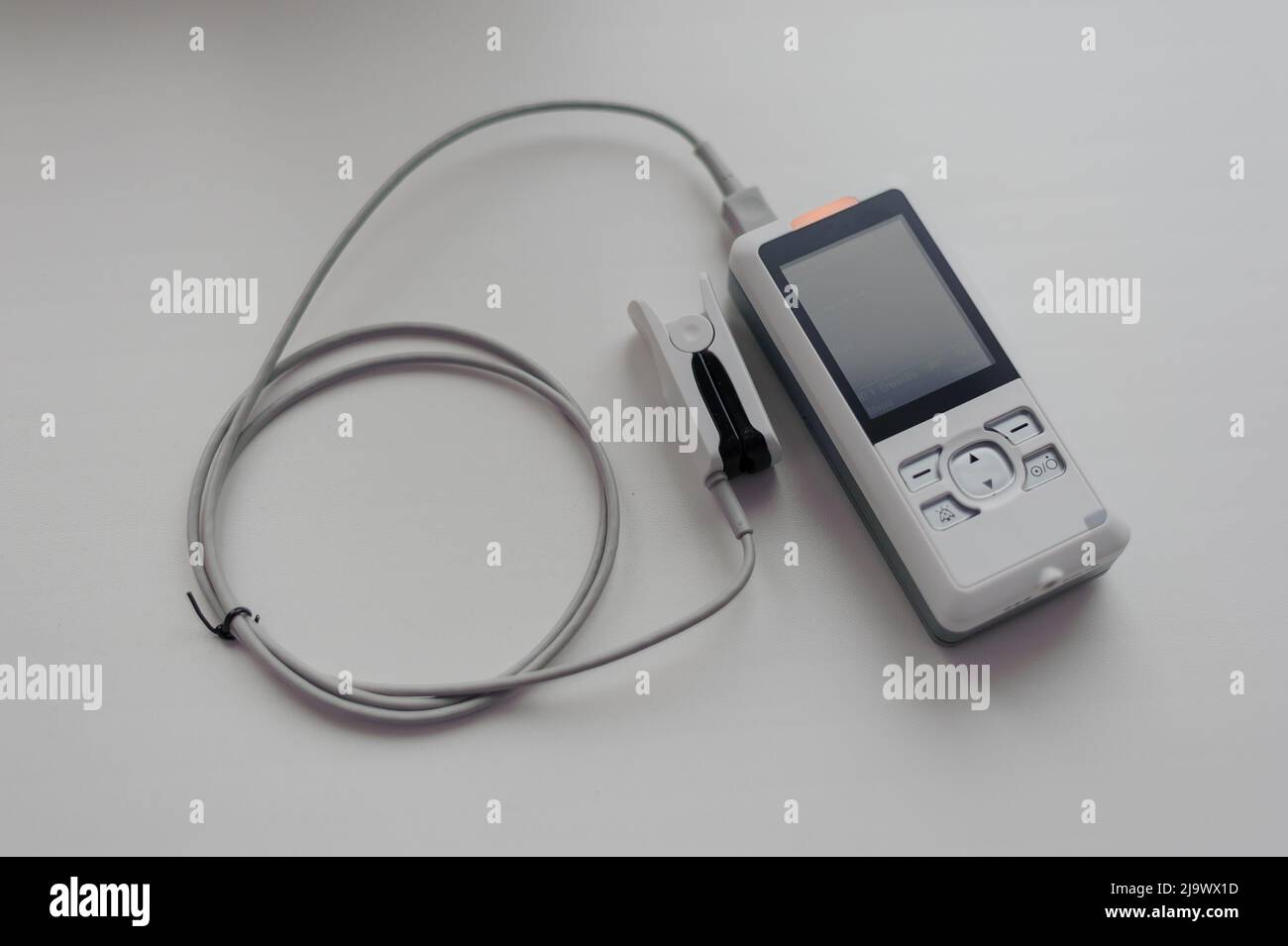 Pulsossimetro su sfondo. Dispositivo medico di controllo e diagnostica per la misurazione della saturazione del sangue capillare con ossigeno Foto Stock