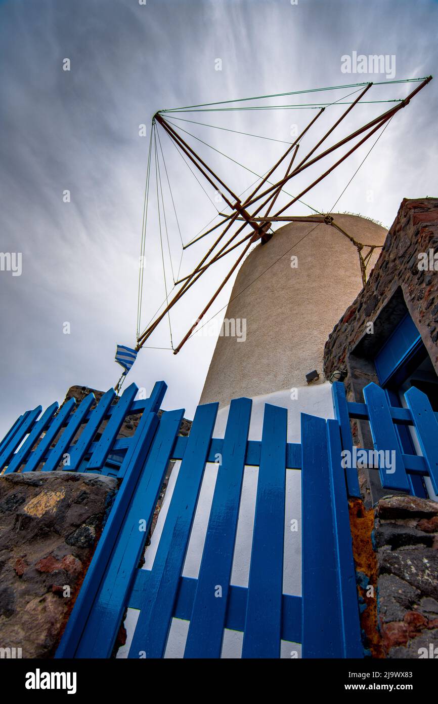La cittadina di Oia sull isola di Santorini, Grecia. Tradizionale e famose case e chiese con le cupole blu sulla Caldera, il Mare Egeo Foto Stock