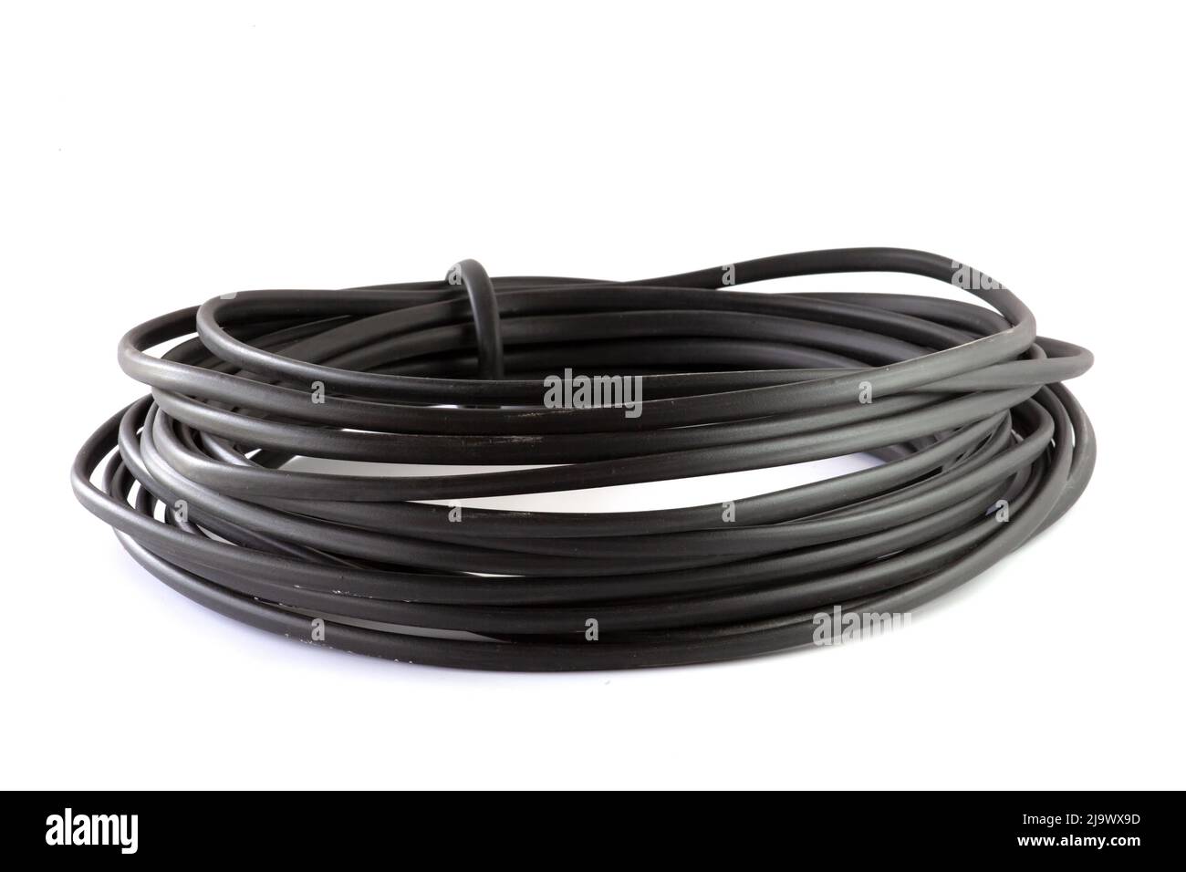 Cavo elettrico nero isolato su sfondo bianco. Filo per il cablaggio elettrico. Foto Stock