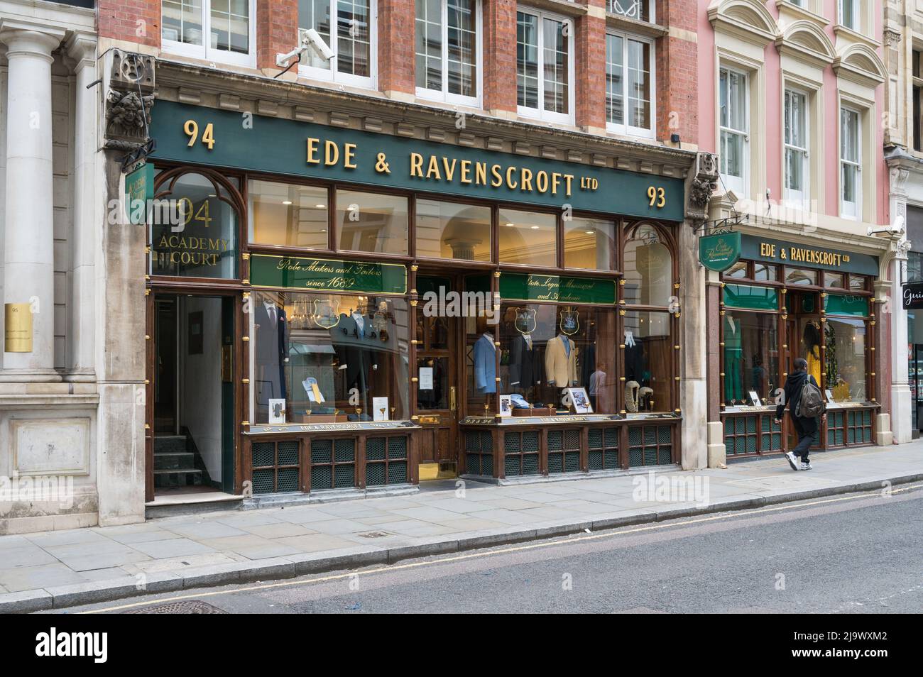 Esterno del negozio di Ede & Ravenscroft, pensato per essere la più antica azienda di sarti del mondo. Chancery Lane, Londra, Inghilterra, Regno Unito. Foto Stock