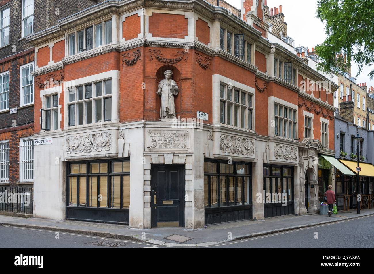 Facciata di Thomas Moore Chambers, con statua sopra la porta di ingresso di Sir Thomas Moore di Sir George Sherrin. Carey Street, Londra, Inghilterra, Regno Unito Foto Stock