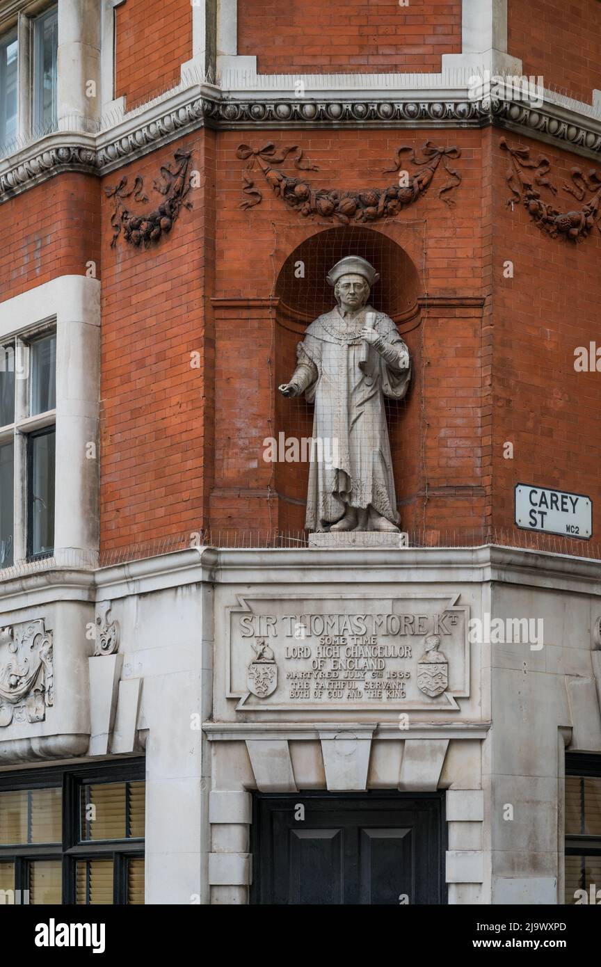 Facciata di Thomas Moore Chambers, con statua sopra la porta di ingresso di Sir Thomas Moore di Sir George Sherrin. Carey Street, Londra, Inghilterra, Regno Unito Foto Stock