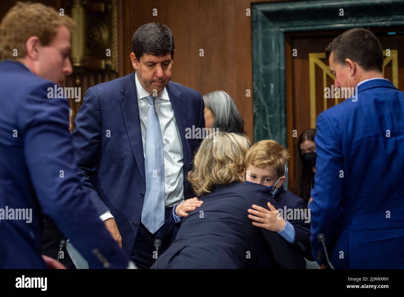 Steven M. Dettelbach, partito, arrivando per il suo Comitato del Senato sull'udienza di nomina giudicaria per essere direttore, Ufficio di alcool, tabacco, armi da fuoco ed esplosivi, Guarda come Lara E. Montecalvo abbraccia i membri della sua famiglia seguendo la sua testimonianza durante un Comitato del Senato sull'udienza giudicaria per la sua nomina a giudice del circuito degli Stati Uniti per il primo circuito, nel Dirksen Senate Office Building a Washington, DC, Mercoledì 25 maggio 2022. Credit: Rod Lammey/CNP /MediaPunch Foto Stock