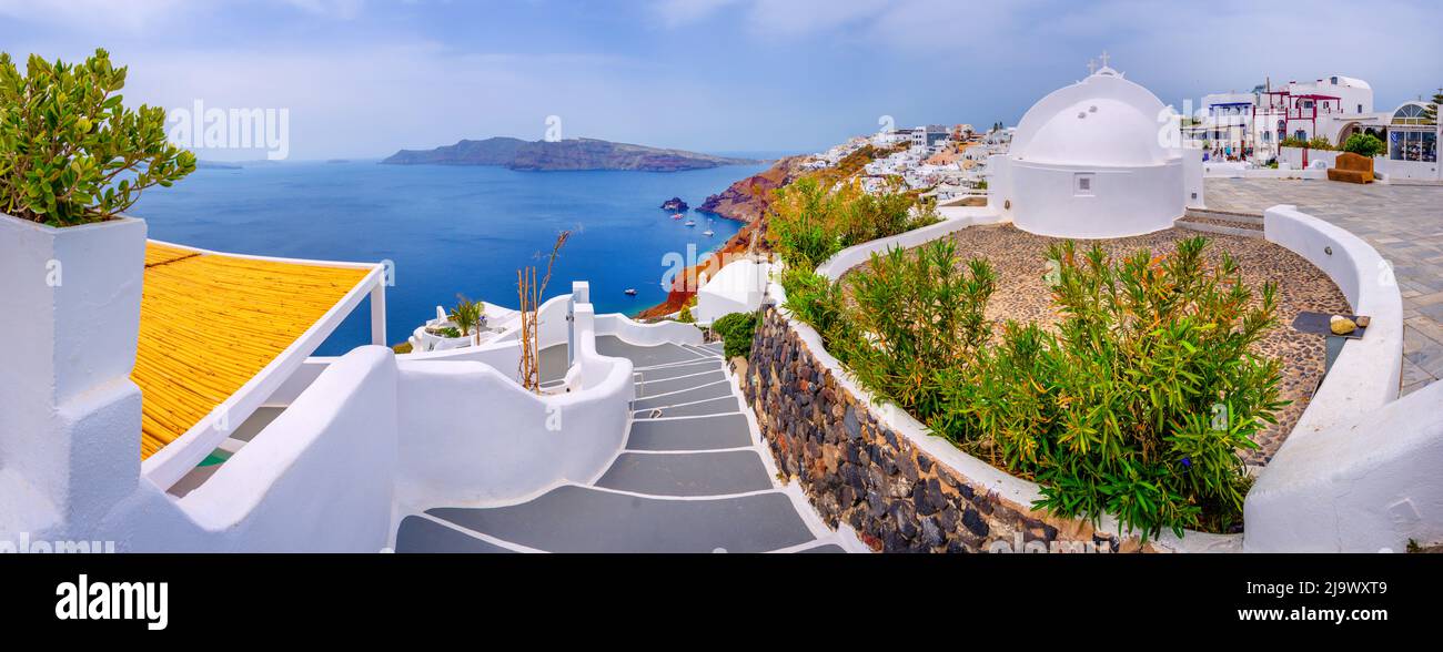 Isola di Santorini, Grecia. Case e chiese tradizionali e famose con cupole blu sulla Caldera, Mar Egeo Foto Stock