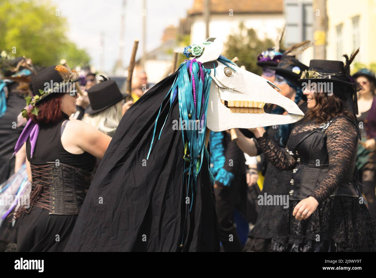 Pagan Britain; tradizionale Morris Dancing by the Border i ballerini Morris Boudicca aggiungono un'aria di paganesimo alla loro routine, Hundon Village, Suffolk UK Foto Stock