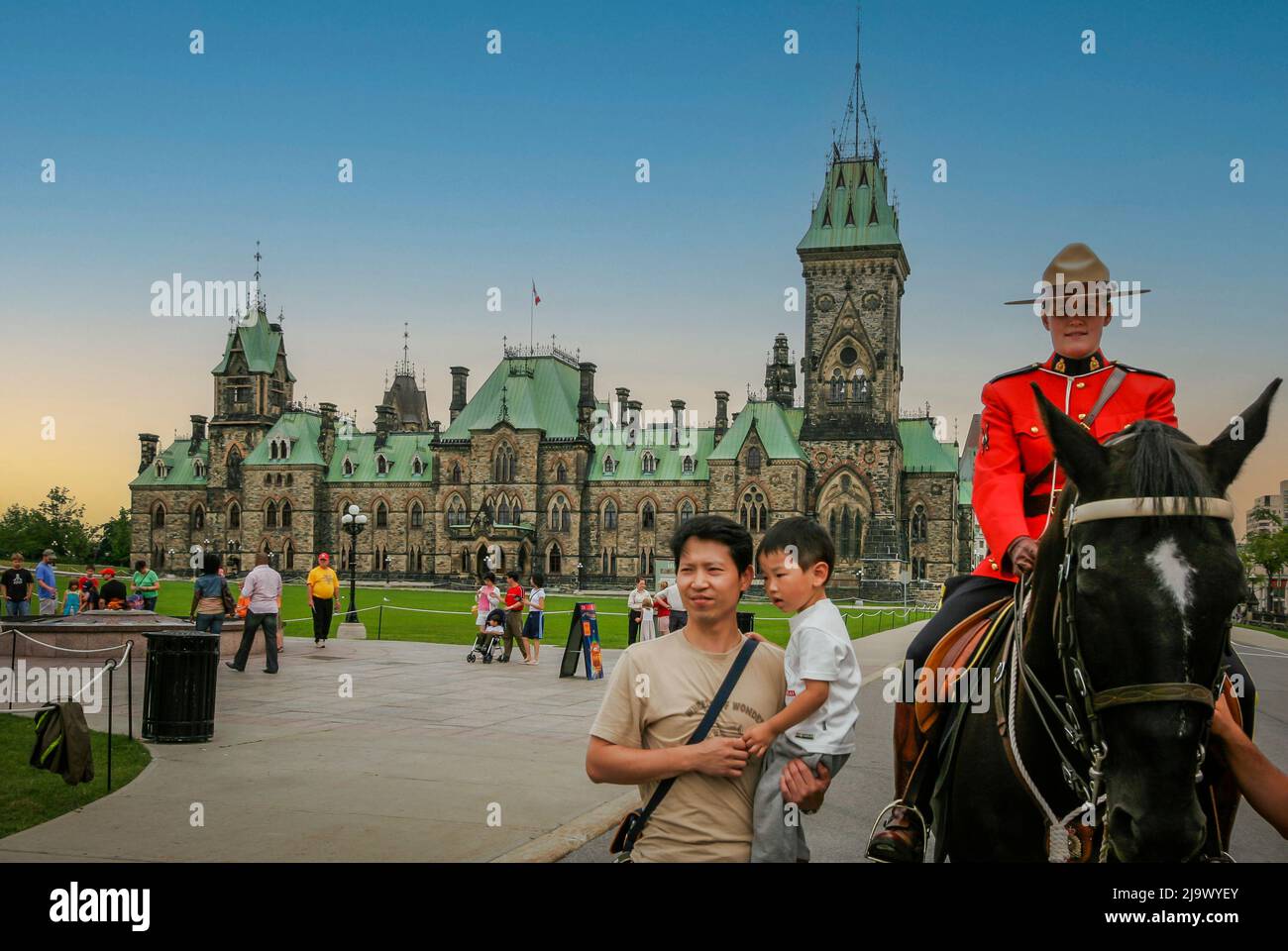 Parliament Hill, Ottawa, Ontario, Canada, ago 2005 - ufficiale di polizia femminile reale canadese montato a cavallo con i visitatori a Parliament Hill Foto Stock