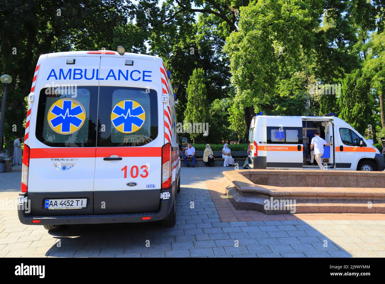 Ambulanza in strada a Kiev. Ambulanza aiuta malati, feriti, persone con lesioni in disastri, incidenti auto Kiev, Ucraina, 15.06.2021 Foto Stock
