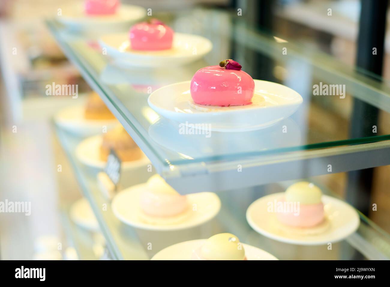 Primo piano di dolci a forma di cuore su ripiani in vetro nel negozio di caramelle Foto Stock