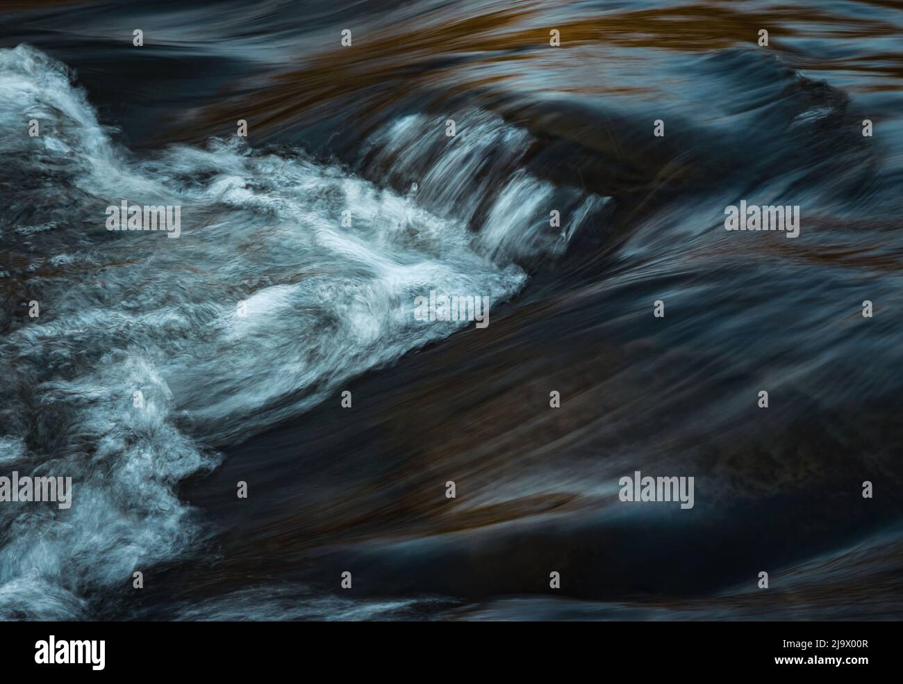 sfondo astratto autunno sfocato acqua scura Foto Stock