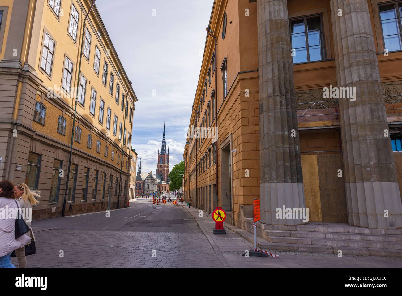 vista autica dei tetti vecchi edifici e della chiesa su sfondo cielo blu. Svezia. Stoccolma. Foto Stock