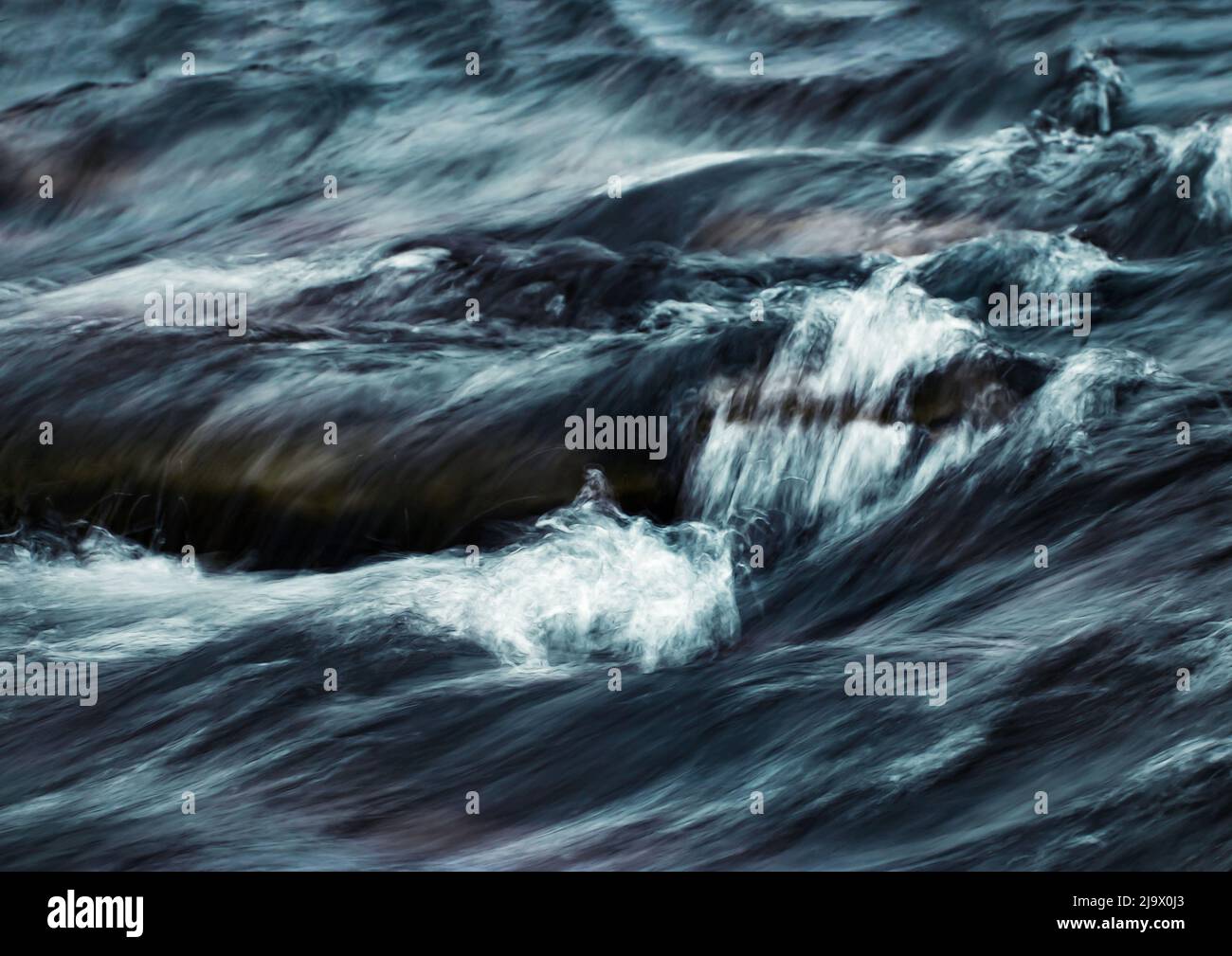 Sfondo astratti o texture Jumping onde sul fiume Foto Stock