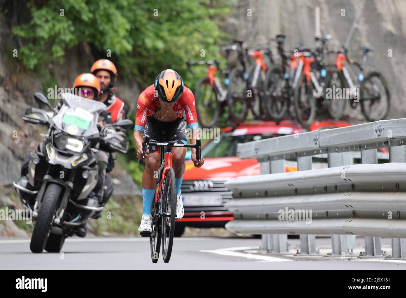 Cogne, Italia. 22nd maggio 2022. Santiago Buitrago Sanchez (VINCITORE DEL BAHRAIN) durante la fase 15 - Rivarolo Canavese - Cogne, giro d'Italia in Cogne, Italia, maggio 22 2022 Credit: Independent Photo Agency/Alamy Live News Foto Stock