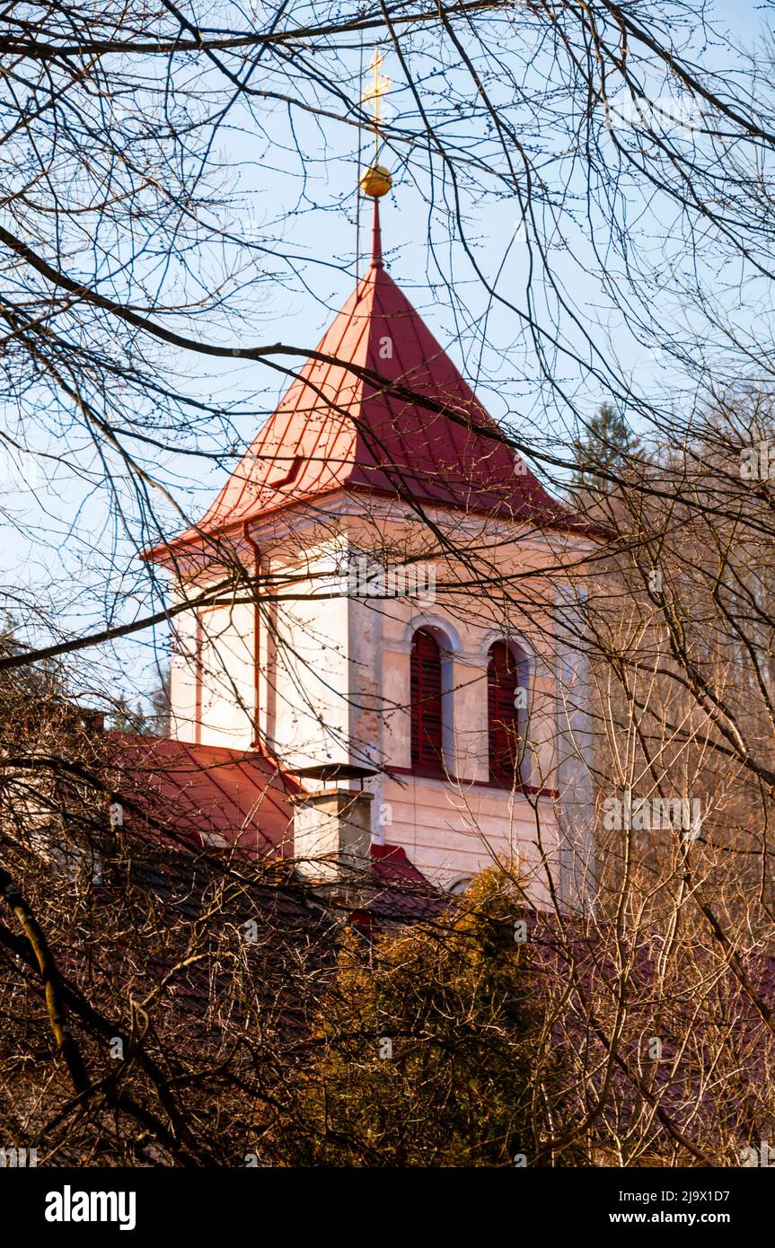 Oravsky Podzamok e Neoclassico St Torre della Chiesa di Giovanni di Nepomuk con tetto quadrato e finestre ad arco. Foto Stock