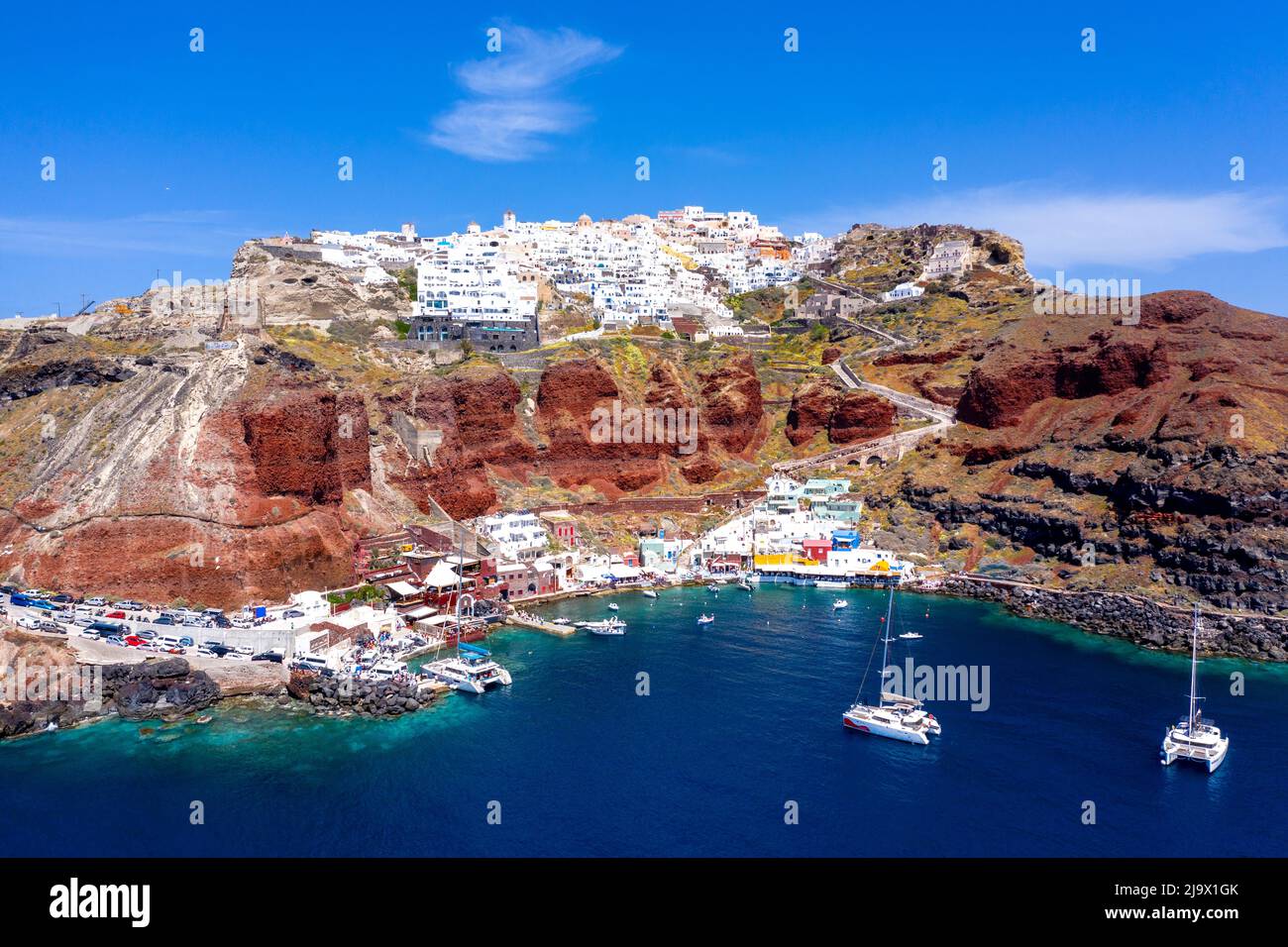 Il porto vecchio di Ammoudi sotto il famoso villaggio di Oia a Santorini, Grecia. Foto Stock