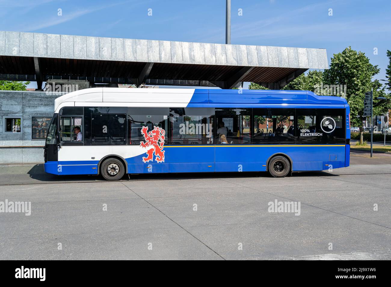 Arriva Limburg VDL Citea LLE-115 Bus elettrico alla stazione centrale di Venlo Foto Stock