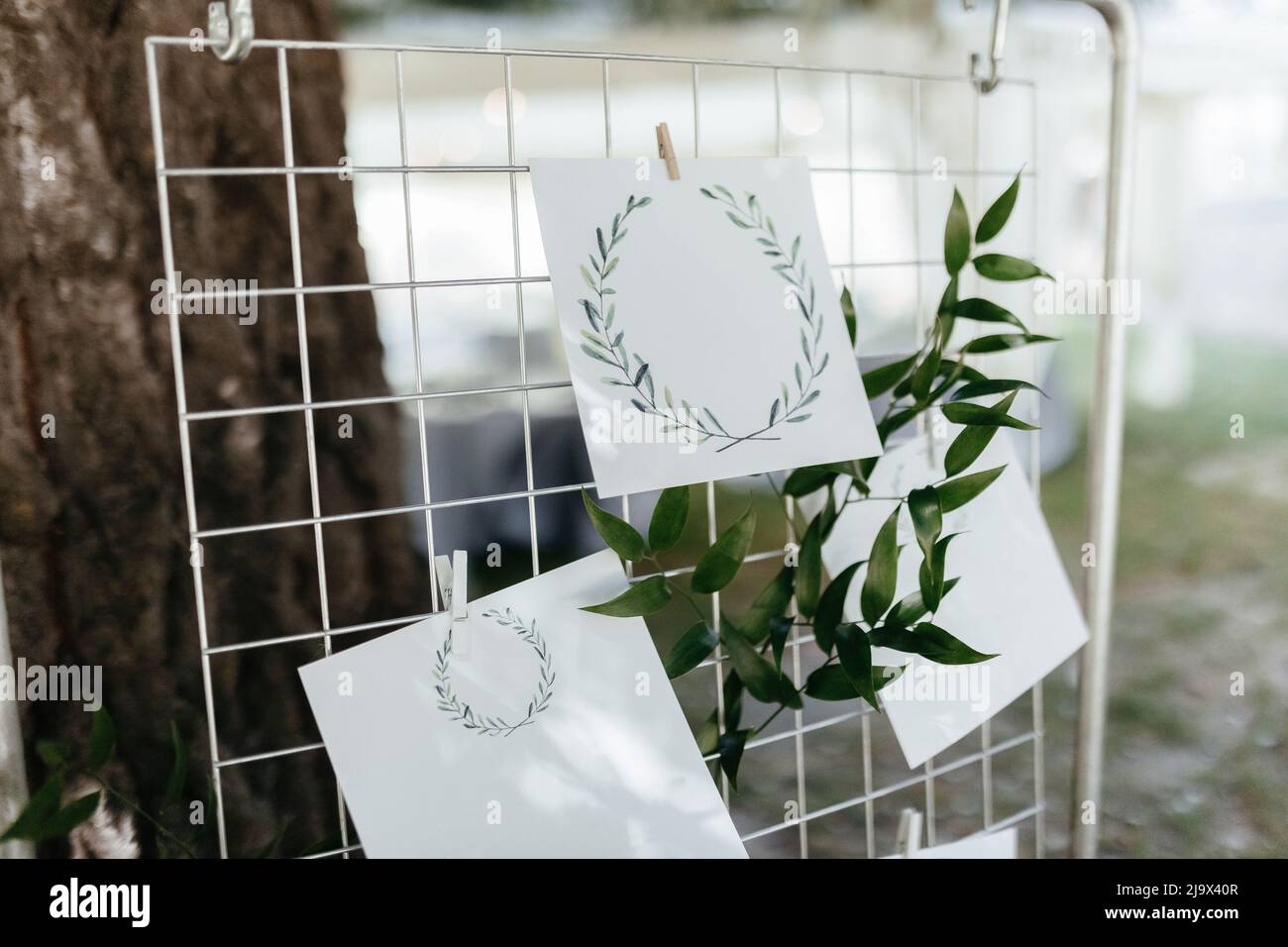 L'asse di metallo originale con le clip di carta attaccate ai clothespins per le liste degli ospiti. Foto di alta qualità Foto Stock