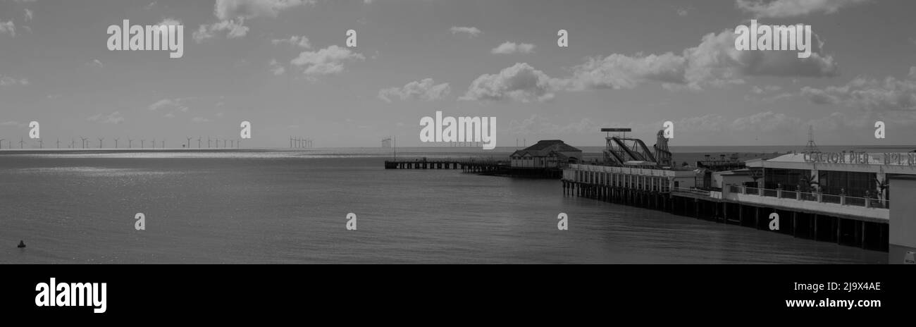 clacton pier essex in bianco e nero Foto Stock