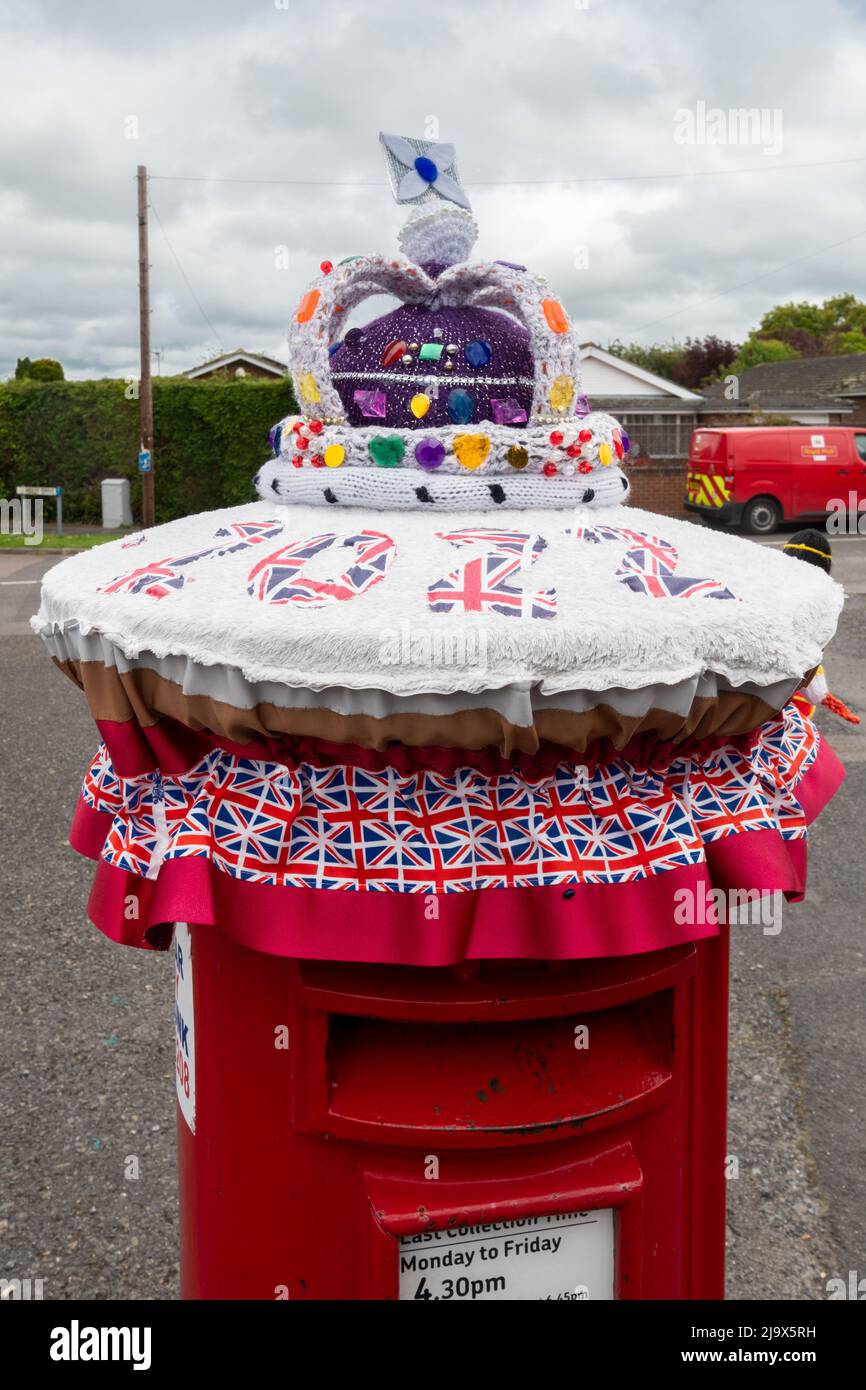 Regina Elisabetta II platino decorazione giubilare, post box filato bombardamento, Inghilterra, UK, maggio 2022 Foto Stock
