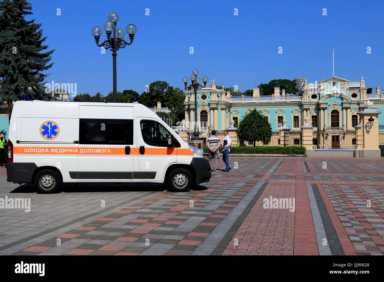 Ambulanza in strada a Kiev. Ambulanza aiuta malati, feriti, persone con lesioni in disastri, incidenti auto Kiev, Ucraina, 15.06.2021 Foto Stock