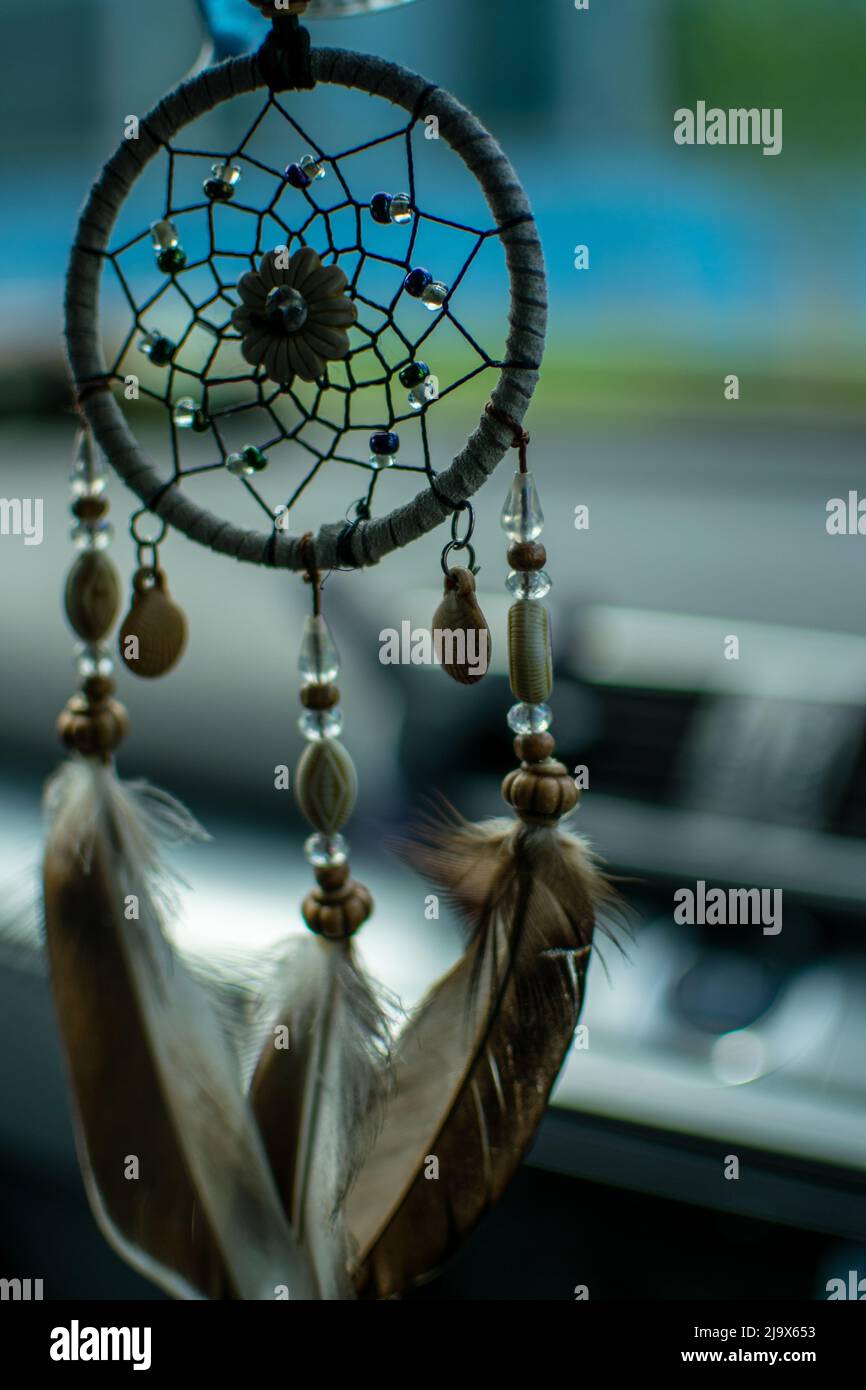 Ornamento sospeso dell'automobile appeso allo specchio all'interno dell'automobile Foto Stock